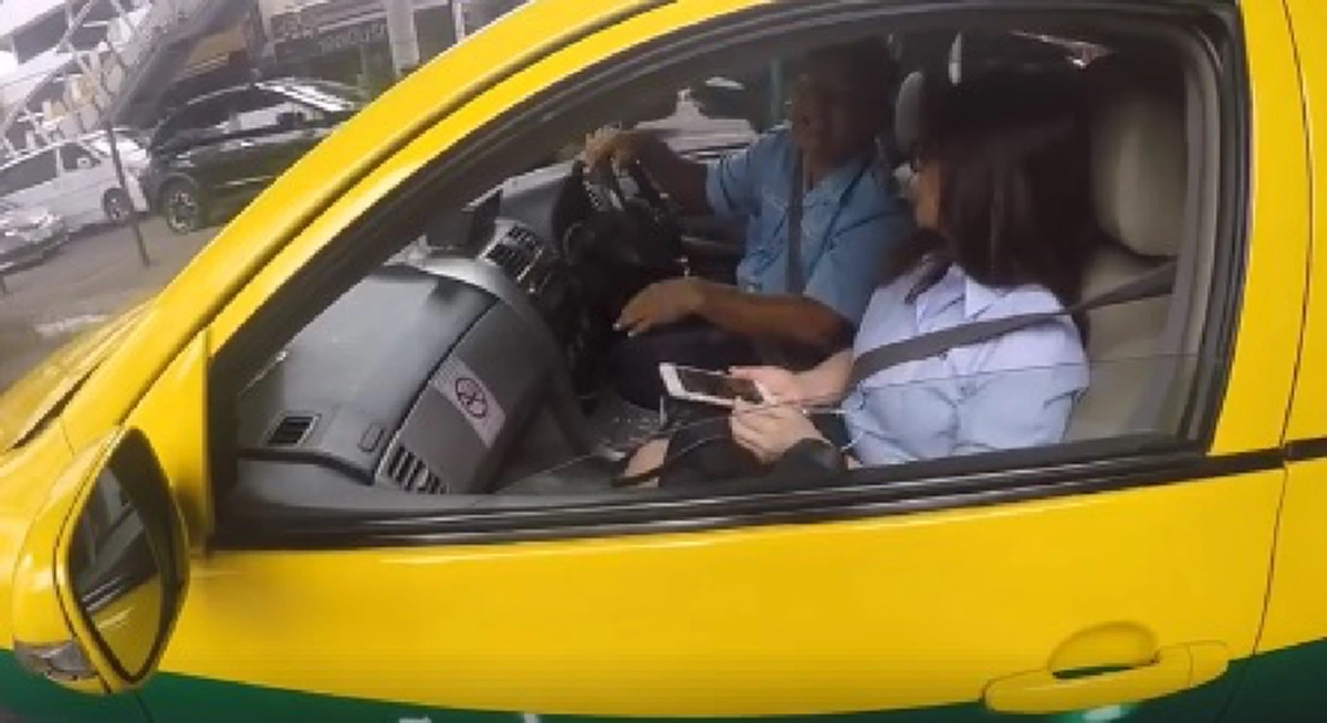 เปิดหน้า:ดูใจคนดี หนุ่มอาสาปิดฝากระโปรงแท็กซี่ แต่กลับโดนด่า! พบเพิ่งช่วยเข็นรถสองแถวแก๊สหมดไปส่งถึงปั๊ม