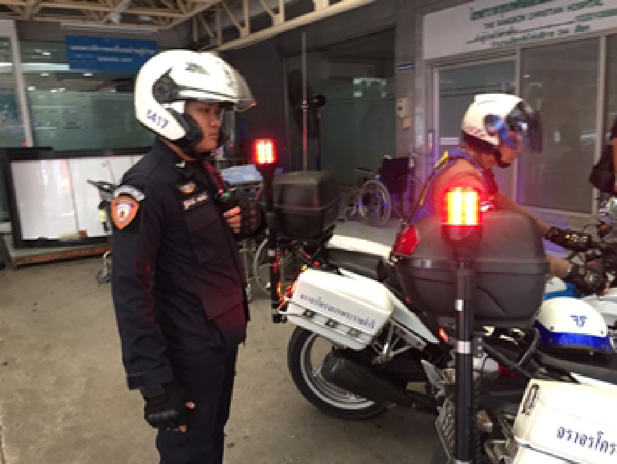 น่าชื่นชม ตร.โครงการพระราชดำริพาผู้ป่วยซ้อนจยย. คนเห็นสะดุดตาใช้ด้ามปืนสีชมพู เสื้อปักทำดีถวายในหลวง