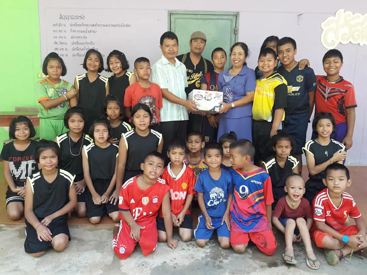 เด็กๆ-ครูกอดกันร่ำไห้ถึงวันเกษียณ 19ปีที่สอนอยู่ ทั้งร.ร.มีครูแค่3คน ผอ.ก็ไม่มี ต่อจากนี้จะเป็นอย่างไร?