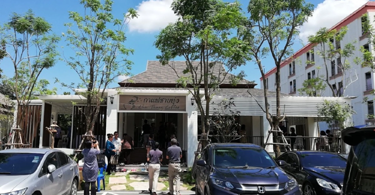 คนเนืองแน่นรอเฝ้าฯสมเด็จพระเทพฯ เปิดร้านกาแฟส่วนพระองค์ ทรงนำมาขายช่วยเกษตรกร