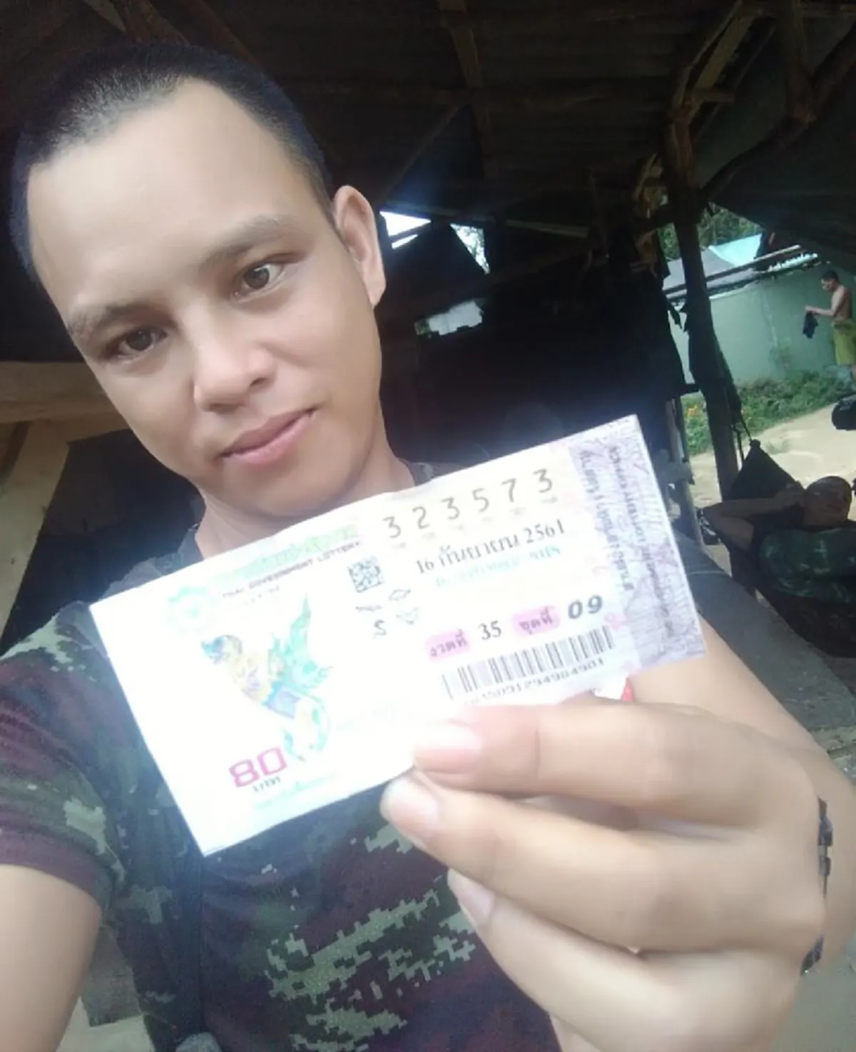 อาจไม่เกี่ยวแต่โชคดี? ทหารนราฯเดินลาดตระเวนเจองูกินหาง รุ่งเช้าซื้อหวย สุดเฮง!