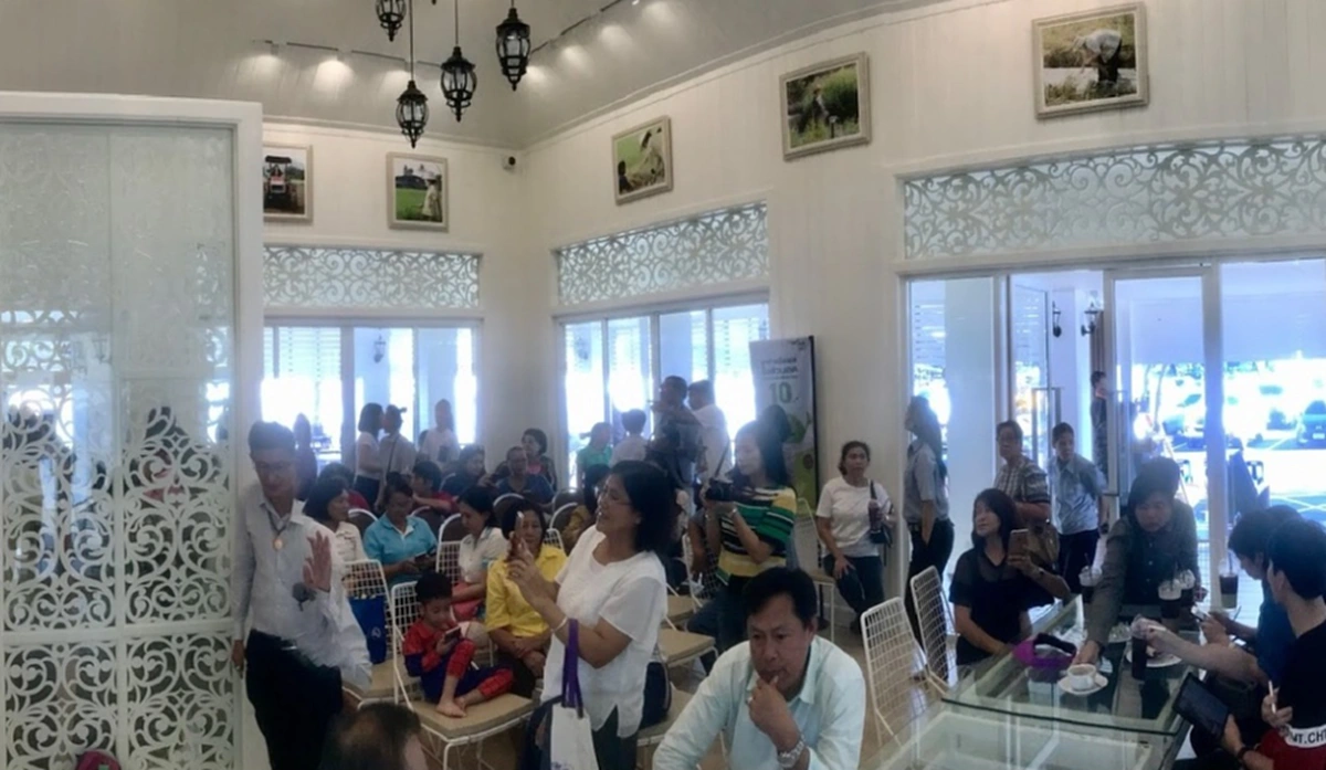 คนเนืองแน่นรอเฝ้าฯสมเด็จพระเทพฯ เปิดร้านกาแฟส่วนพระองค์ ทรงนำมาขายช่วยเกษตรกร