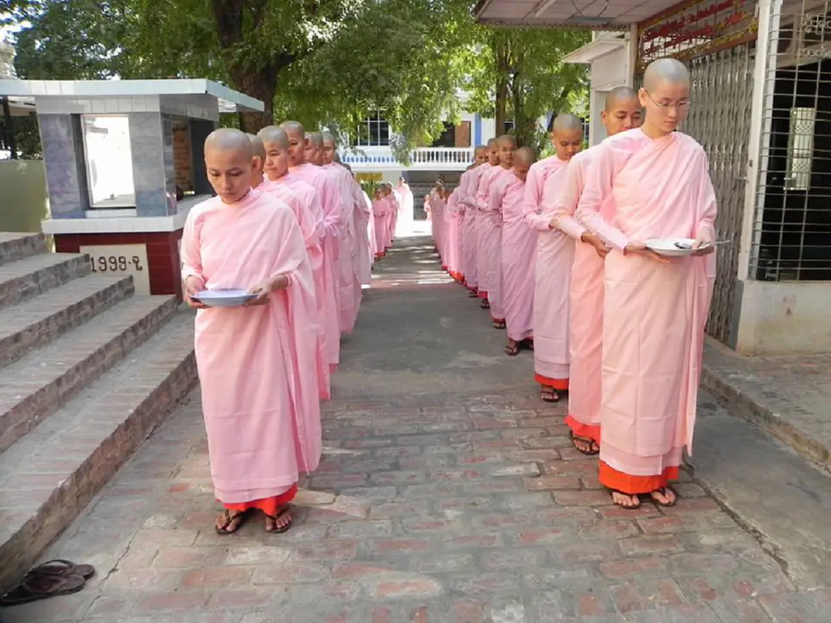 กราบสาธุยิ่ง! ชมวิถีปฏิบัติแม่ชีเมืองสะกาย เป๊ะทุกอย่าง แม้กระทั่งถอดรองเท้า