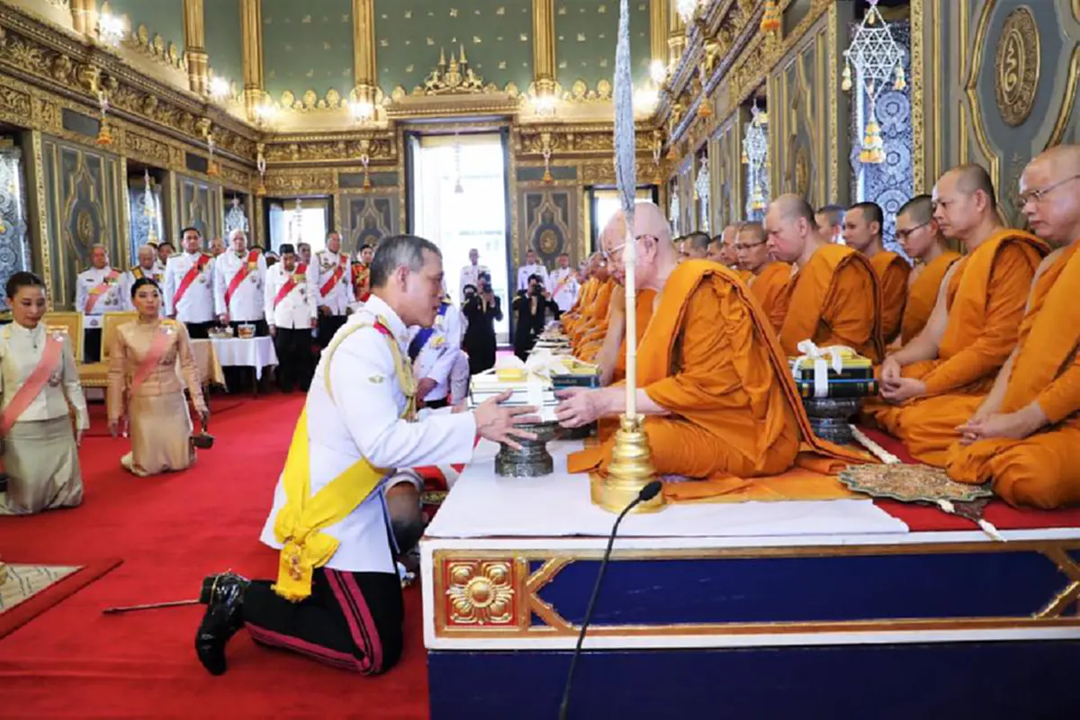 พระเจ้าอยู่หัว เสด็จทรงยกนพปฎลมหาเศวตฉัตร องค์เคยถวายกางกั้นพระบรมโกศในหลวงร.9 วัดราชบพิธ พระสังฆราชเฝ้าฯกราบสาธุ