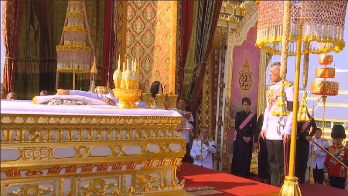 "สมเด็จพระเจ้าอยู่หัว" ทรงเก็บพระบรมอัฐิ พระบาทสมเด็จพระปรมินทรมหาภูมิพลอดุลยเดช บรมนาถบพิตร ณ บนพระจิตกาธาน พระเมรุมาศ