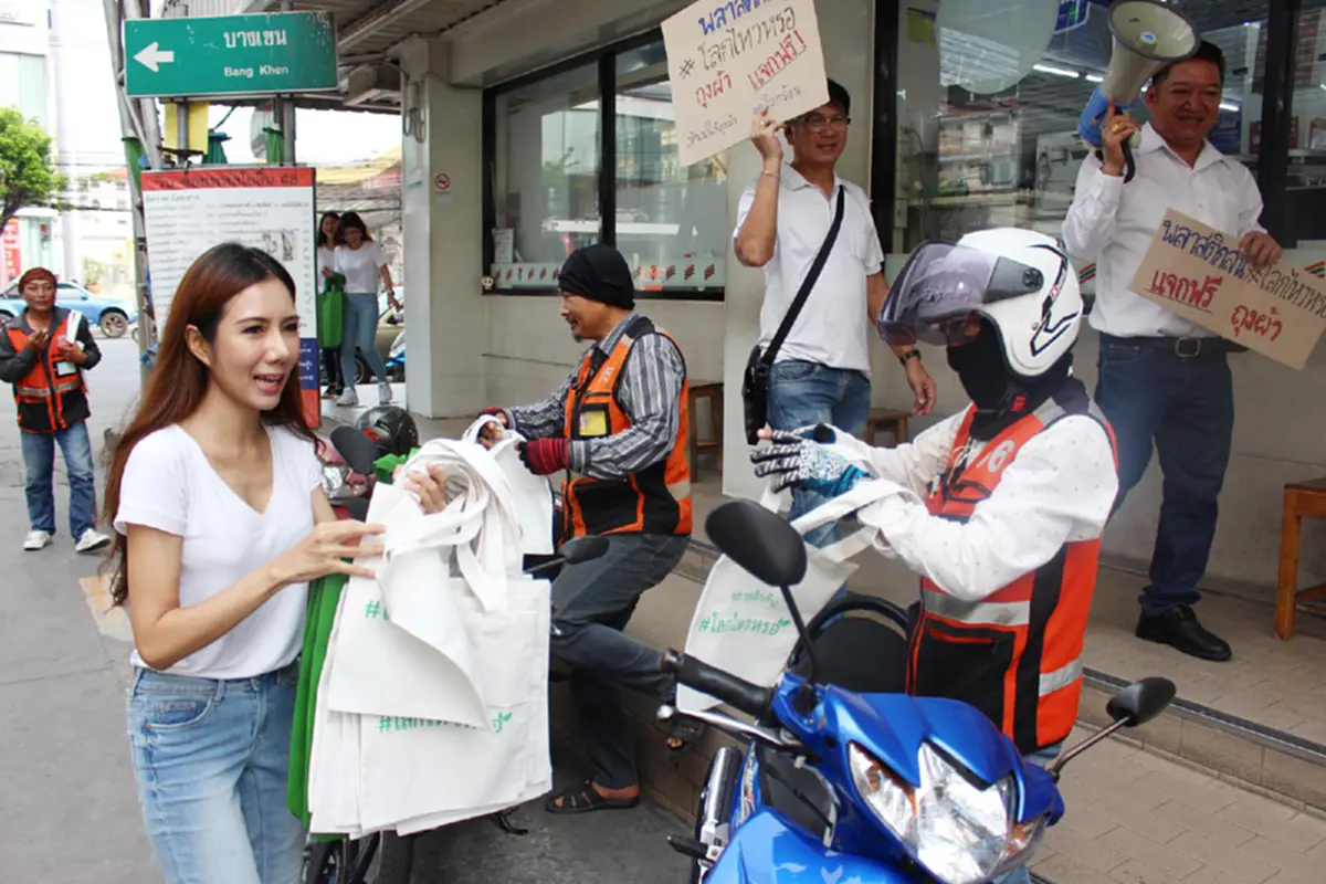 กลุ่มคนวัยรุ่น ลดโลกร้อน แจกถุงผ้าฟรี