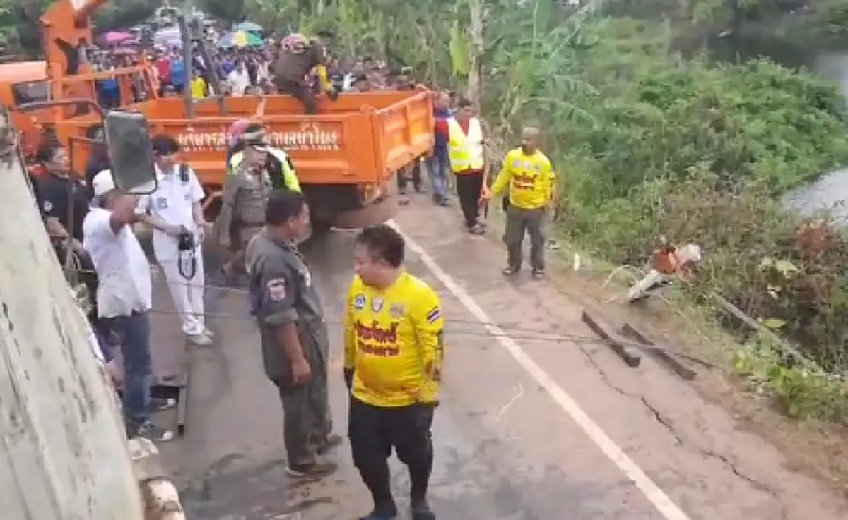 สะเทือนใจหนัก หนุ่มหนองคายปล่อยโฮ ขับเก๋งเสียหลักพุ่งจมน้ำ ครอบครัวติดซากรถเสียชีวิตยกคัน