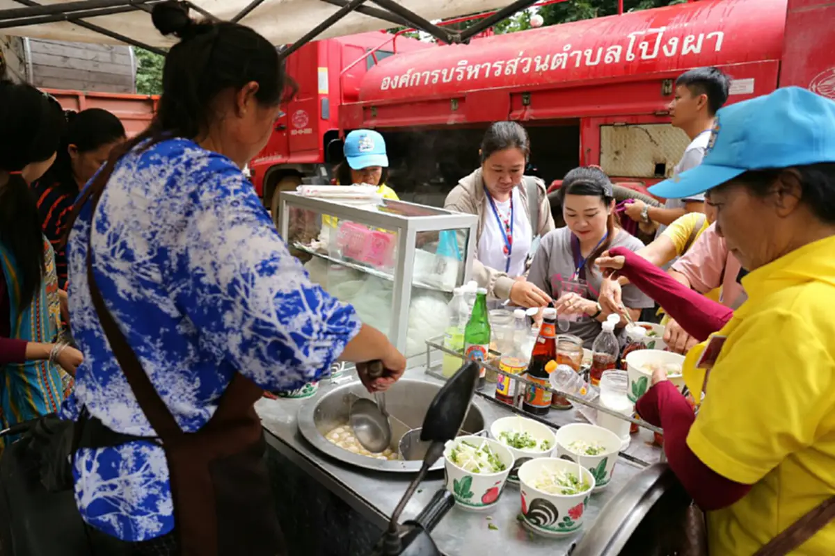 ไม่มีใครทิ้งกันหรอก!! น้ำใจยามวิกฤต ครอบครัวลุงขายก๋วยเตี๋ยวตัดสินใจงดขาย เข็นรถขึ้นถ้ำหลวง ทางลื่นลาดชันจนท. ส่งต่อน้ำใจ
