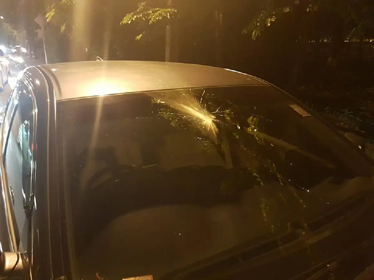 มีอะไรให้เสียวระทึกอยู่เรื่อย!! มาถึงเมืองกรุงแล้ว หนุ่มขับรถย่านถนนศรีนครินทร์ โดนปาหินใส่เก๋งถึงกับบ่นเสียงดังๆ นี่เมืองหลวงประเทศไทยนะ.?