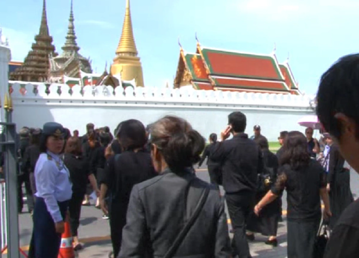 ป้าทำกับแขกของพ่อแบบนี้ได้อย่างไร??? ป้าวัยกลางคน แต่งตัวเป็นจิตอาสา เข้าแจกอาหารแก่ปวงชนที่มารอกราบถวายบังคมพระบรมศพ ในหลวง ร. 9 ก่อนจะ “ทำ