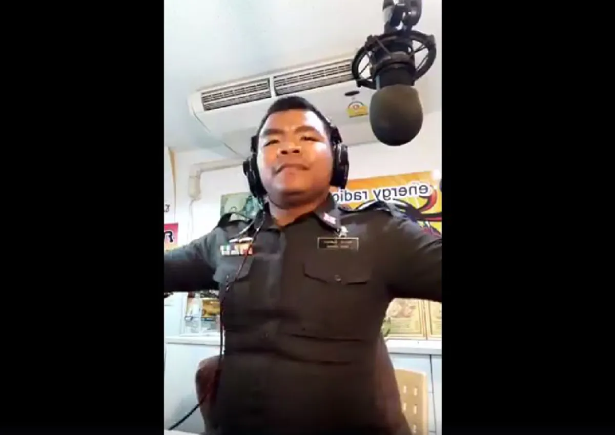เซิ้งไฟเเลบ!! "ตำรวจขอนเเก่น" สายบันเทิง..สวมบทดีเจเพลงลูกทุ่ง จัดเต็ม!!ร้อง,เต้นสุดเหวี่ยง... ฮากระจาย!! ยอดวิวพุ่งเหยียบล้าน (มีคลิป)