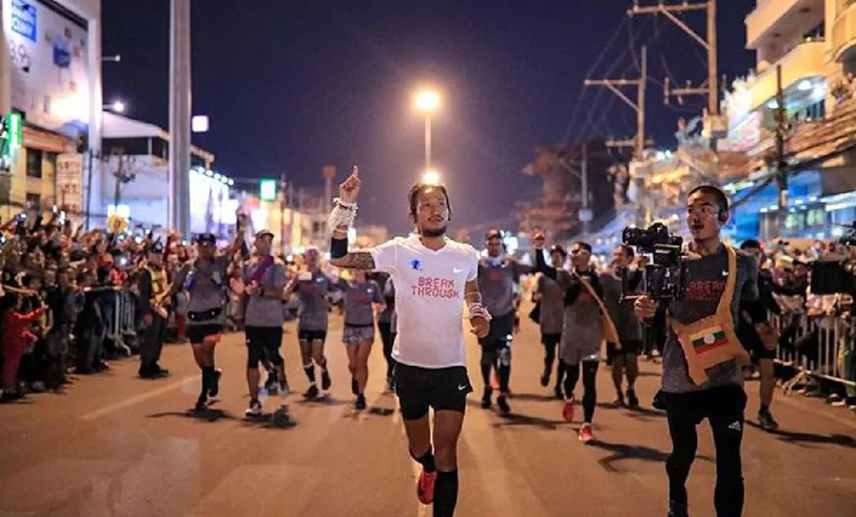 "ท่าชี้นิ้ว"อันยิ่งใหญ่!! เผยความหมายที่เเท้จริง?? ทำไม"พี่ตูน"ต้องชี้นิ้วขึ้นฟ้า!! เเล้วตอนที่พวกเราเห็นท่านี้?!! นึกถึงอะไรกันบ้าง??(คลิป)