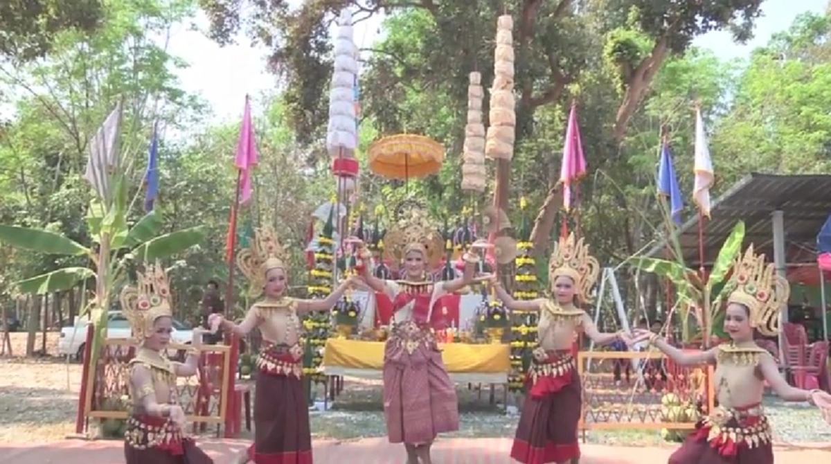 แตกฮือ ทั้งวัด!! "หลวงปู่เฮง" เกจิดังอีสาน ทำพิธีปลุกเสกเหรียญ จู่ๆเลขโผล่บาตรน้ำมนต์ 3 ตัว เต็มๆตา โร่แทงหวยด่วน!!