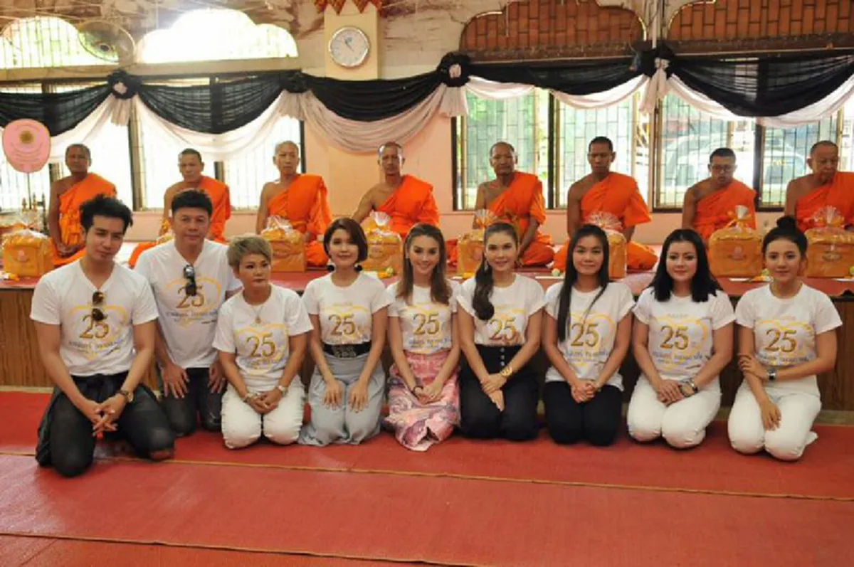 ขนลุก!! ซุปตาร์ลูกทุ่งบวงสรวงหุ่นขี้ผึ้ง"พุ่มพวง ดวงจันทร์" ก่อนขึ้นเวทีคอนเสิร์ตใหญ่ เสี่ยงเซียมซีได้เลขเด็ด3ตัวตรง คนแห่ซื้อกันเกลี้ยงแผง!