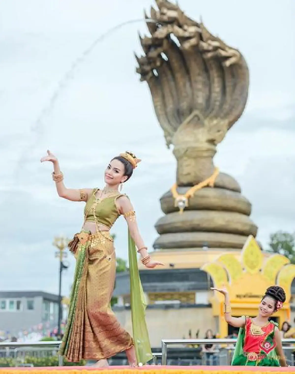 เฉิดฉายดั่งนางในวรรณคดี! ส่องภาพ "ปราง กัญญ์ณรัณ" รำบวงสรวงพญาศรีสัตตนาคราช