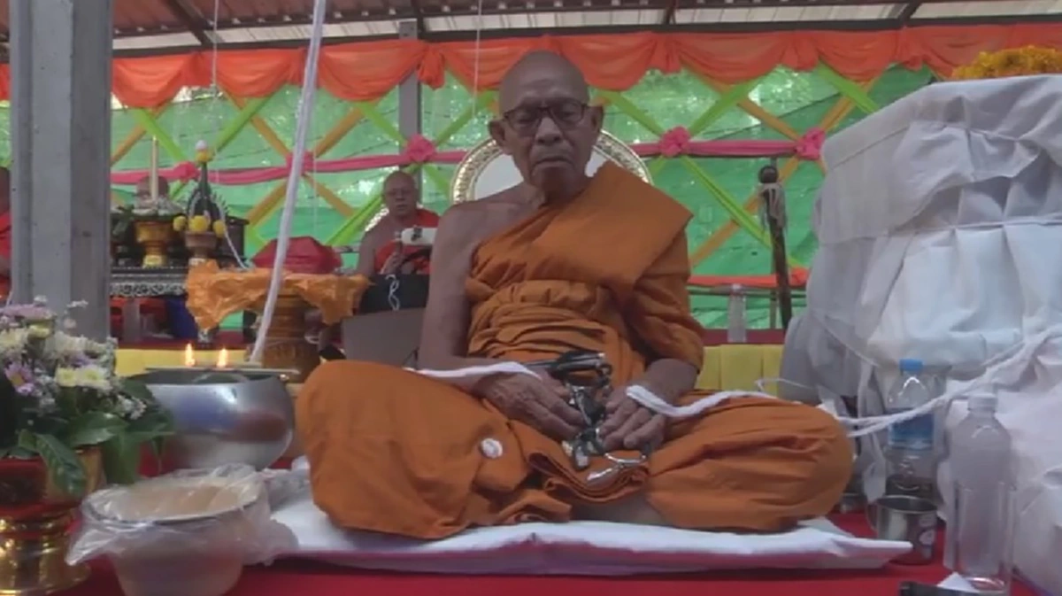 แตกฮือ ทั้งวัด!! "หลวงปู่เฮง" เกจิดังอีสาน ทำพิธีปลุกเสกเหรียญ จู่ๆเลขโผล่บาตรน้ำมนต์ 3 ตัว เต็มๆตา โร่แทงหวยด่วน!!