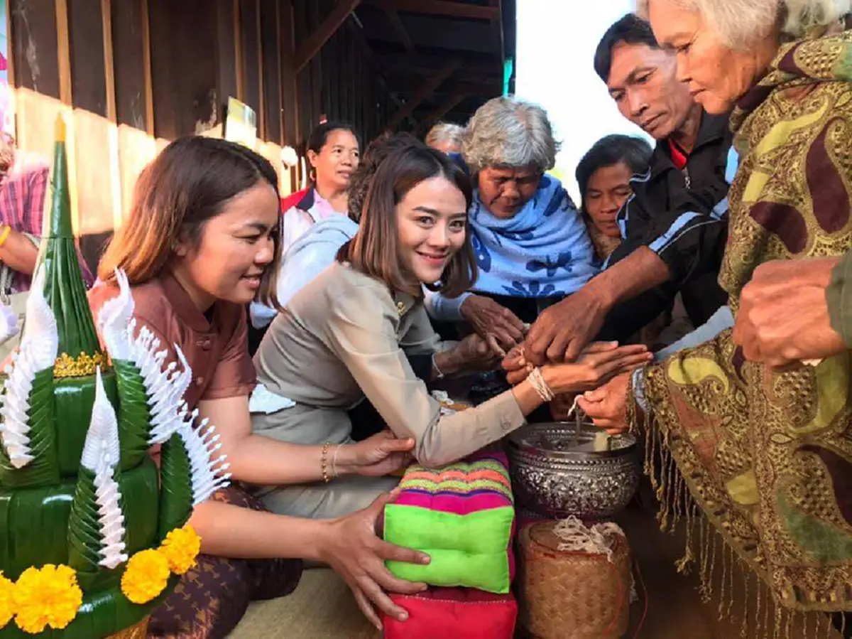 สาวสอบบรรจุครูสำเร็จ ก่อนเพื่อนรู้จัดใหญ่พาแห่รอบหมู่บ้าน