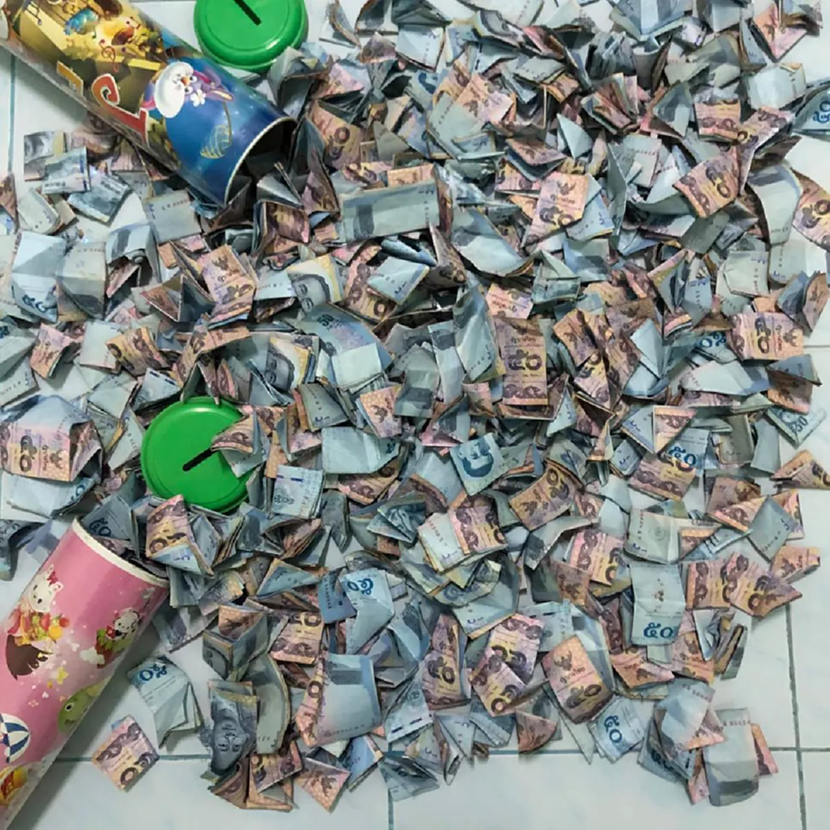 \"หนุ่ม\" เก็บเงินแบงค์50 ผ่านไป 1 ปี ก่อนเอาออกมานับ ได้เยอะกว่าที่คิด