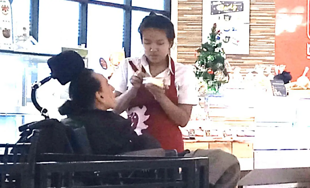 สาวพนักงาน ป้อนขนมให้ชาวต่างชาติ หลังนั่งรถเข็นขอให้คนช่วย แต่ไม่มีใครเหลียวแล