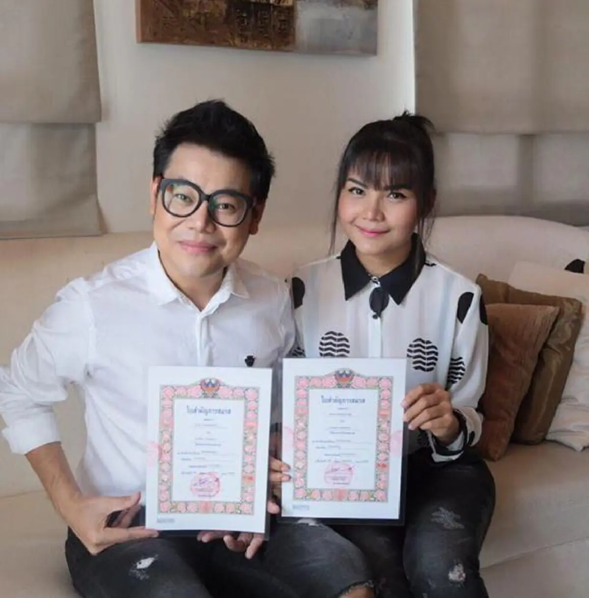 *ธุรกิจเคยทรุดมาแล้ว!!! เปิดประวัติ "เพชร สหรัตน์" สามี "ตั๊กแตน ชลดา" กว่าจะดังจนถึงทุกวันนี้ นั่นเป็นเพราะใคร!?! (คลิป)