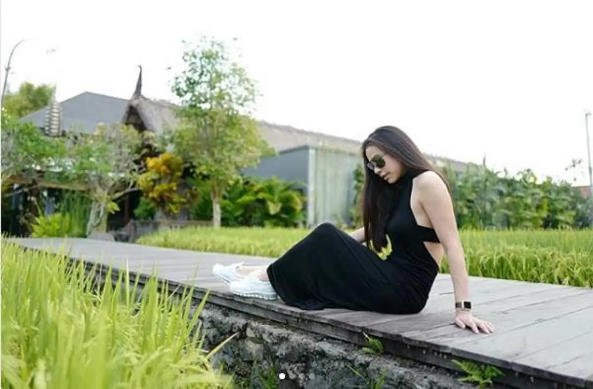 แซ่บทะลุทะลวง!!! ส่องภาพ "ดาราสาวชื่อดัง" กลับมาอวดความเซี๊ยะเต้าทะลัก หลังแต่งงานไม่นาน เผยหน้าอกหน้าใจให้เห็นเต็มๆตา!! (ชมภาพ)