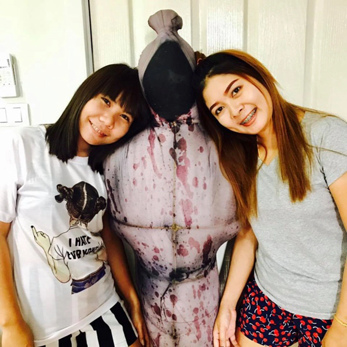 ขนหัวตั้ง !!! แห่แชร์หมอนสุดหลอน รูปศพถูกห่อผ้าขาว-ผีกระสือ มีแต่หัวกับไส้