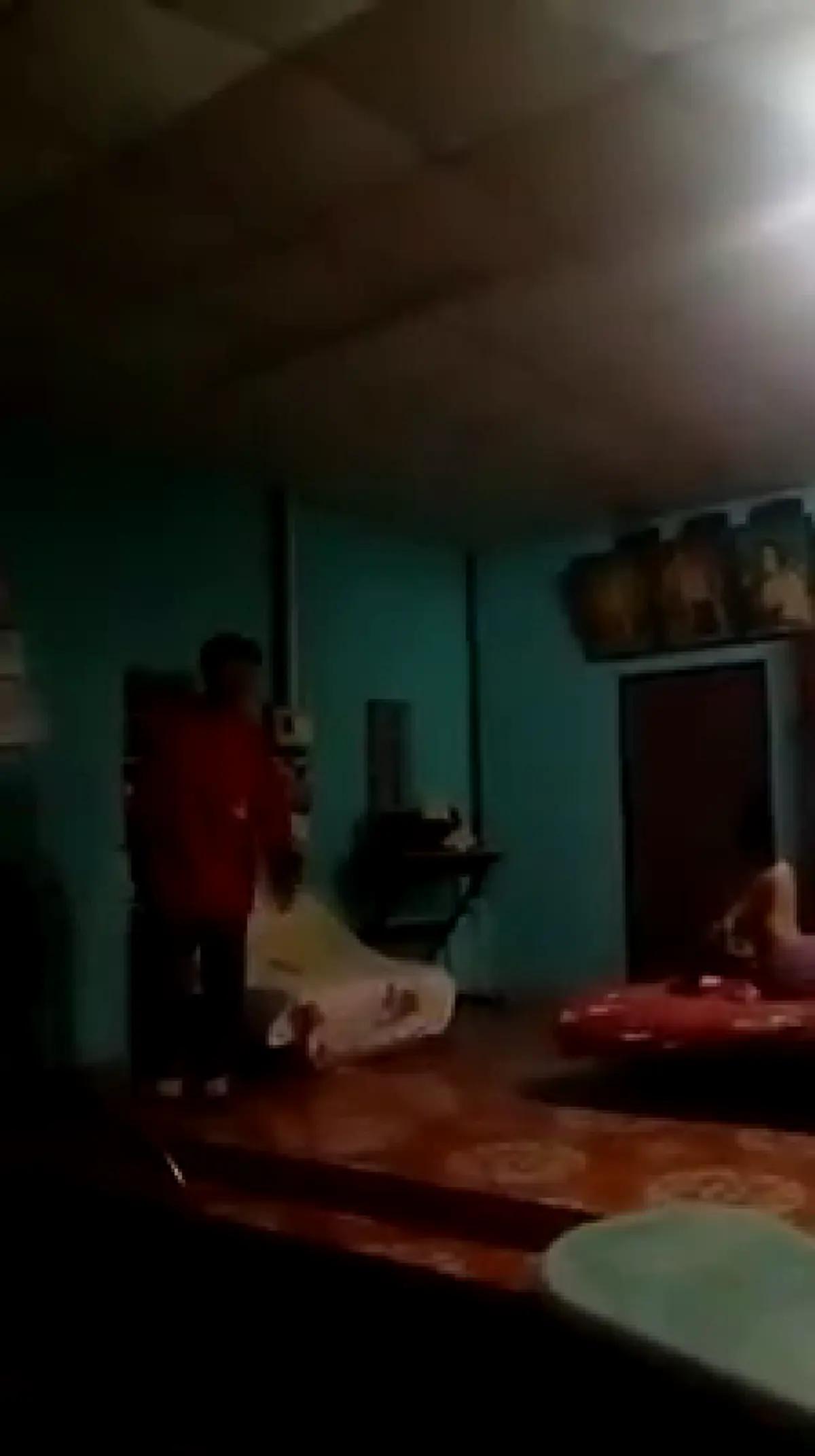 สาปแช่งหนัก ลูกชายคลั่งโดดถีบประตู ขู่ทำร้ายแม่ขอแบ่งมรดก แจ้งตร.ช่วยบอกเรื่องในครอบครัว