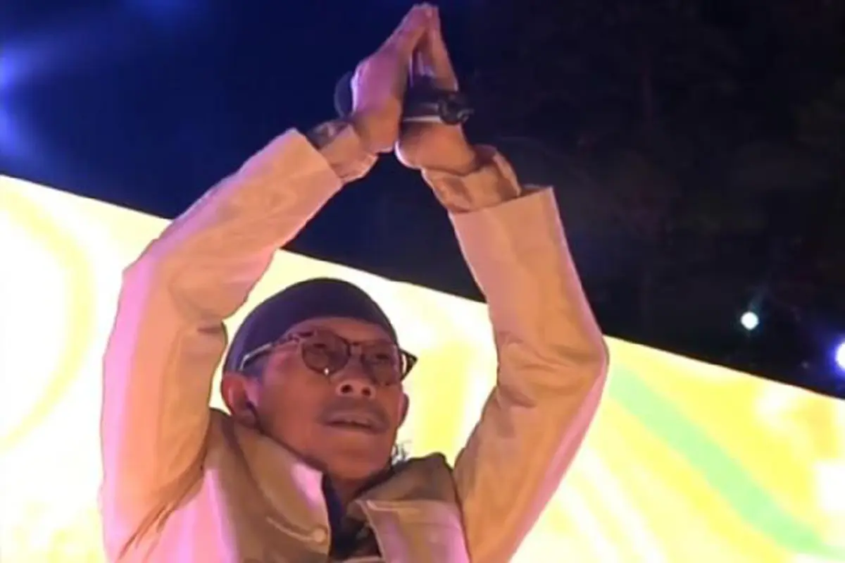 ดูแล้วน้ำตาไหล! แอ๊ด คาราบาว เมื่อครั้งร้องเพลง ผู้ปิดทองหลังพระ เพื่อถวายในหลวง ร.9 ท่านทรงตรัสว่า "เก่งมากที่นำชื่อเรามาใส่ในเนื้อเพลงได้