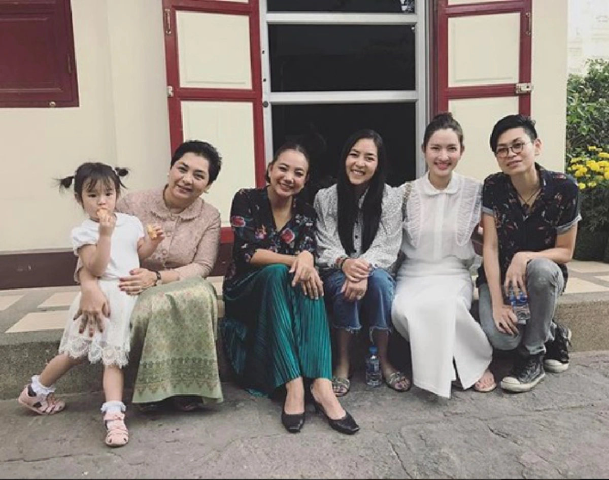 จบกันที่เตี๊ยมมา! ชมภาพ "แม่แอฟ ทักษอร" พาลูกสาวเข้ากราบ "ท่านมุ้ย" ก่อน "น้องปีใหม่" ทำฮา? แฟนๆเอ็นดูทั้งโซเชียล!