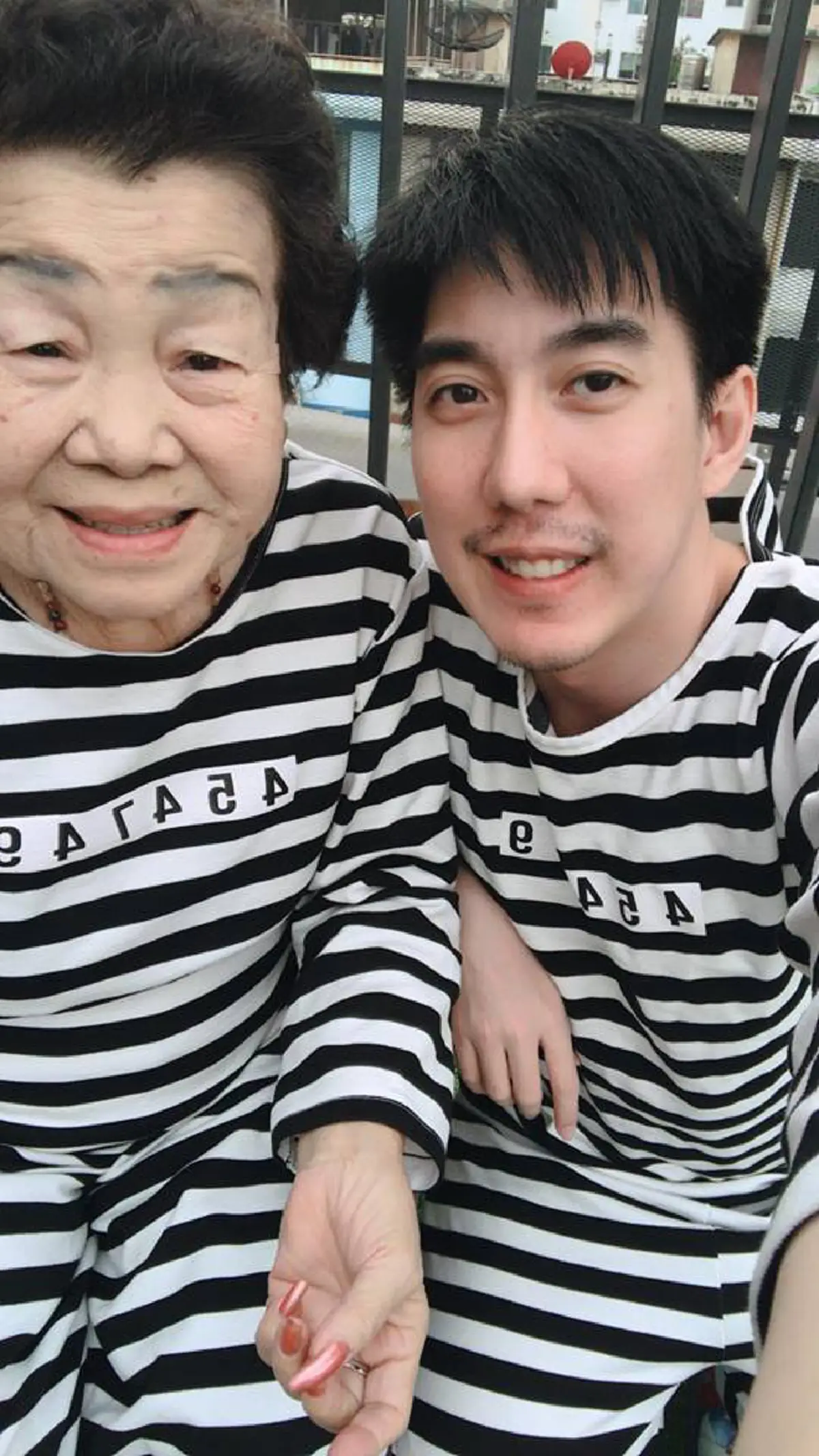 มันง่ายไป!! หลานชายตั้งใจให้เงินอาม่าแต่ให้ธรรมดาก็ง่ายไป คิดวิธีแสนสนุกทำโซเชียลยิ้มแก้มแตก ซ้ำยังพาอาม่าเข้าคุกชาวเน็ตลั่น อยากเล่นด้วย