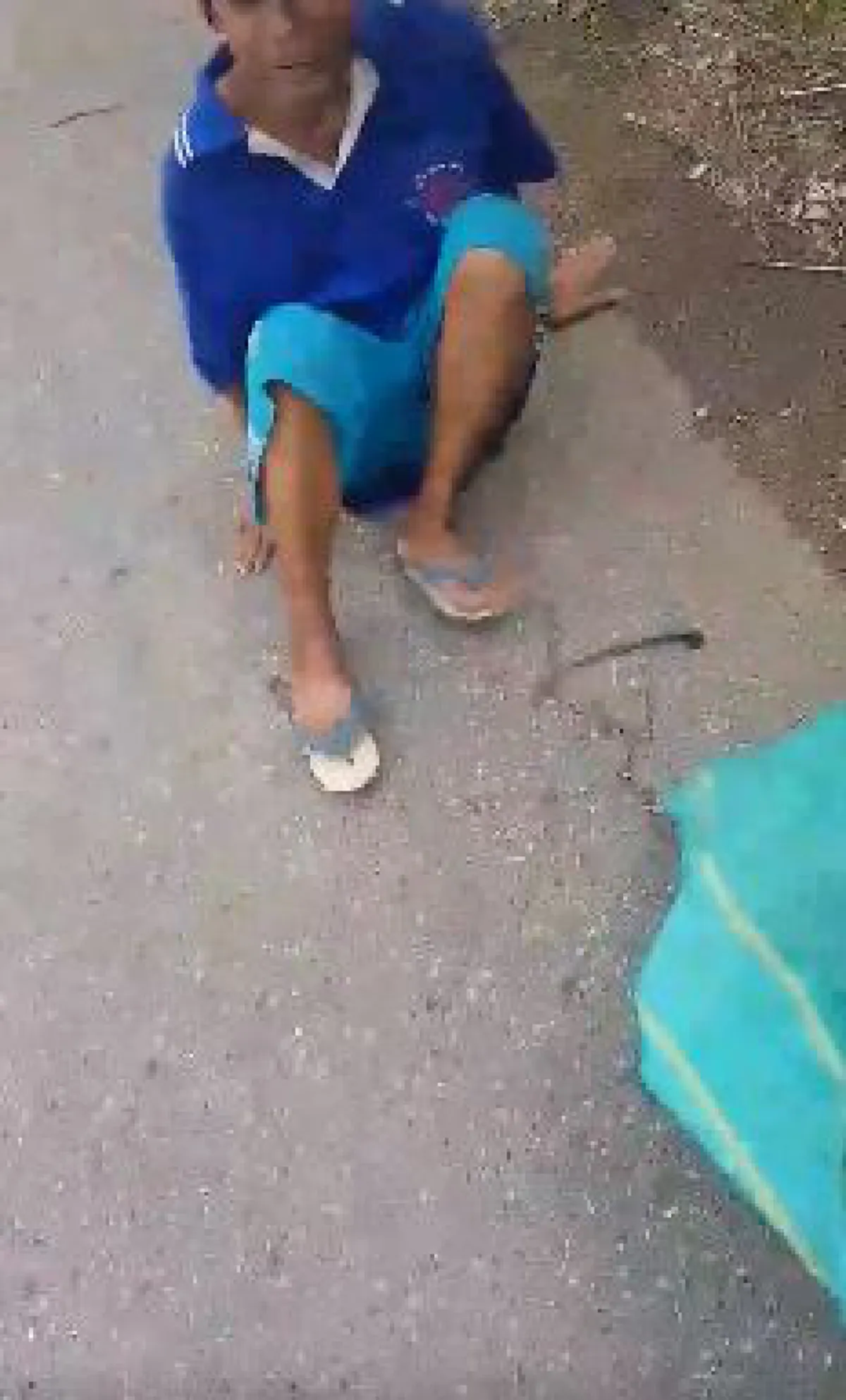 "โดนเขาตีมา เจ็บไปทั้งตัว" !?! ลุงเก็บของเก่านั่งฟุบกับพื้นถนนหนุ่มตัดสินใจเหมาขวดทั้งหมด ลุงถอดรองเท้านั่งพับเพียบยกมือไหว้ทั้งน้ำตา