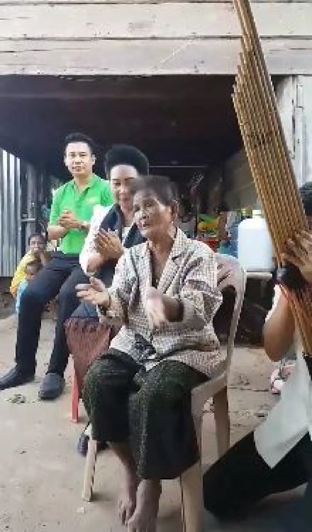 ตำนานที่ยังหายใจ !!! คุณยายวัย 86 ปี โชว์ลีลาลำกลอนไพเราะจับจิต...หวังสุดท้ายไม่อยากให้เหลือแต่เพียงชื่อ (มีคลิป)