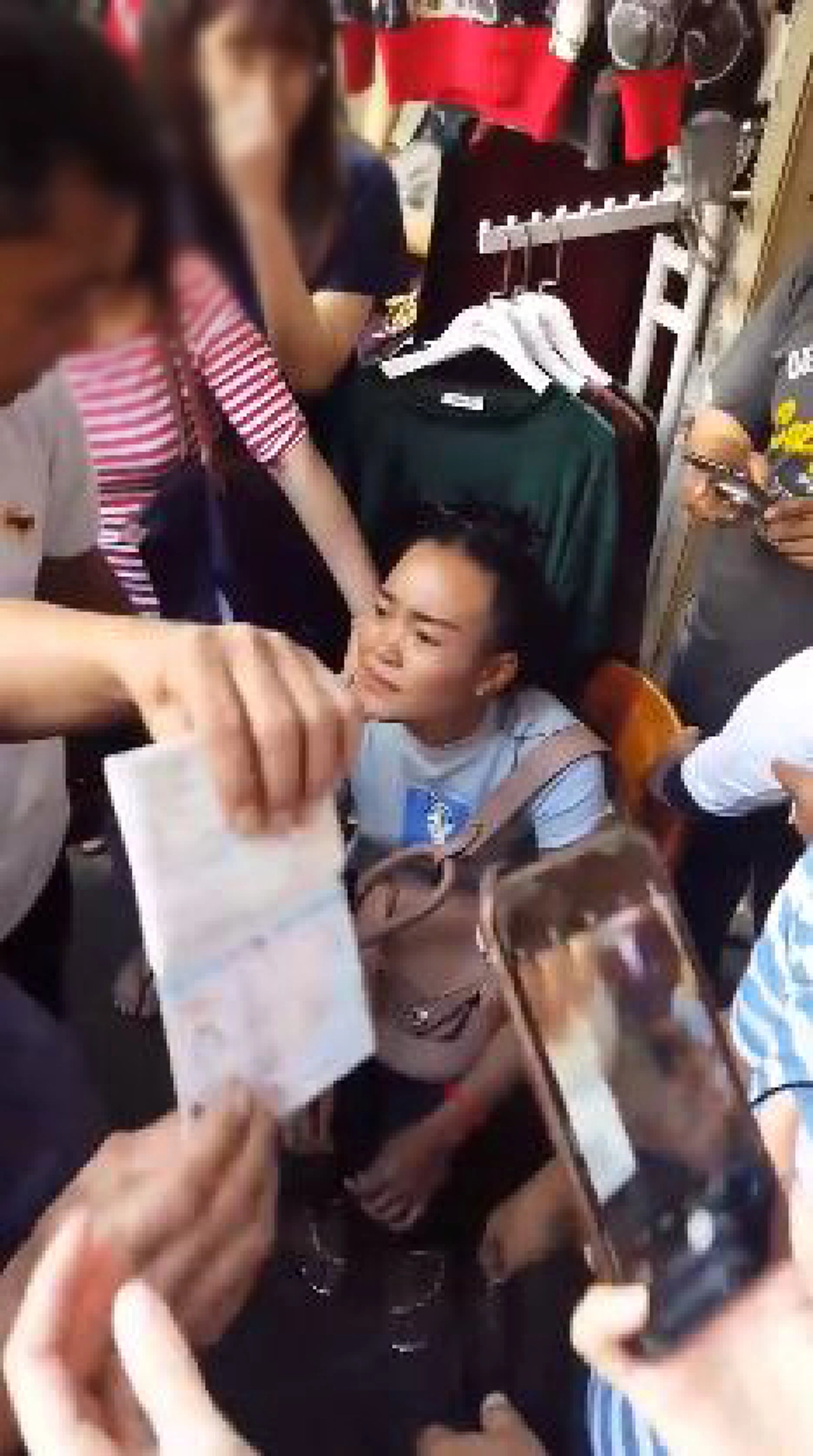 บีบน้ำตายกใหญ่ !?! คนไทยเลือดขึ้นหน้ารุมเค้นเดือด"สาวเขมร"กรีดกระเป๋าชาวจีน....หลักฐานคามือ ดิ้นไม่หลุดร้องไห้โฮ (มีคลิป)