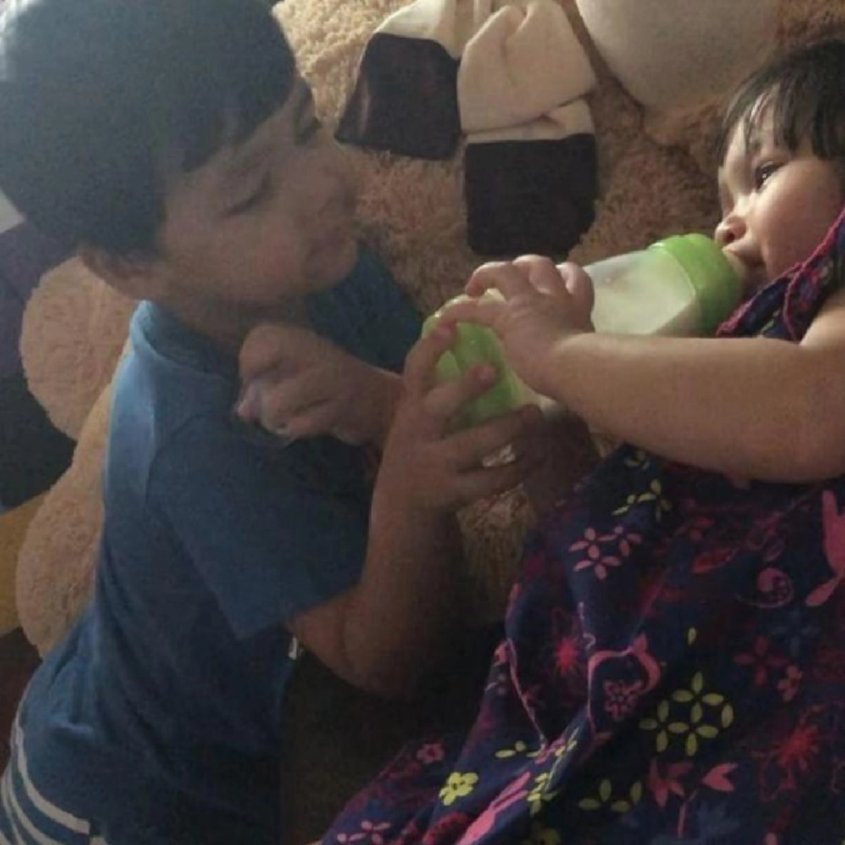 สอนลูกได้ดีมาก!!! "ฮิวโก้-ฮาน่า" เผยวิธีสอนลูกๆ เน้น "เท้าสัมผัสดิน" มากกว่าให้ "เท้าสัมผัสห้างสรรพสินค้า" จนโซเชียลแห่ชื่นชม!!! (ชมภาพ)