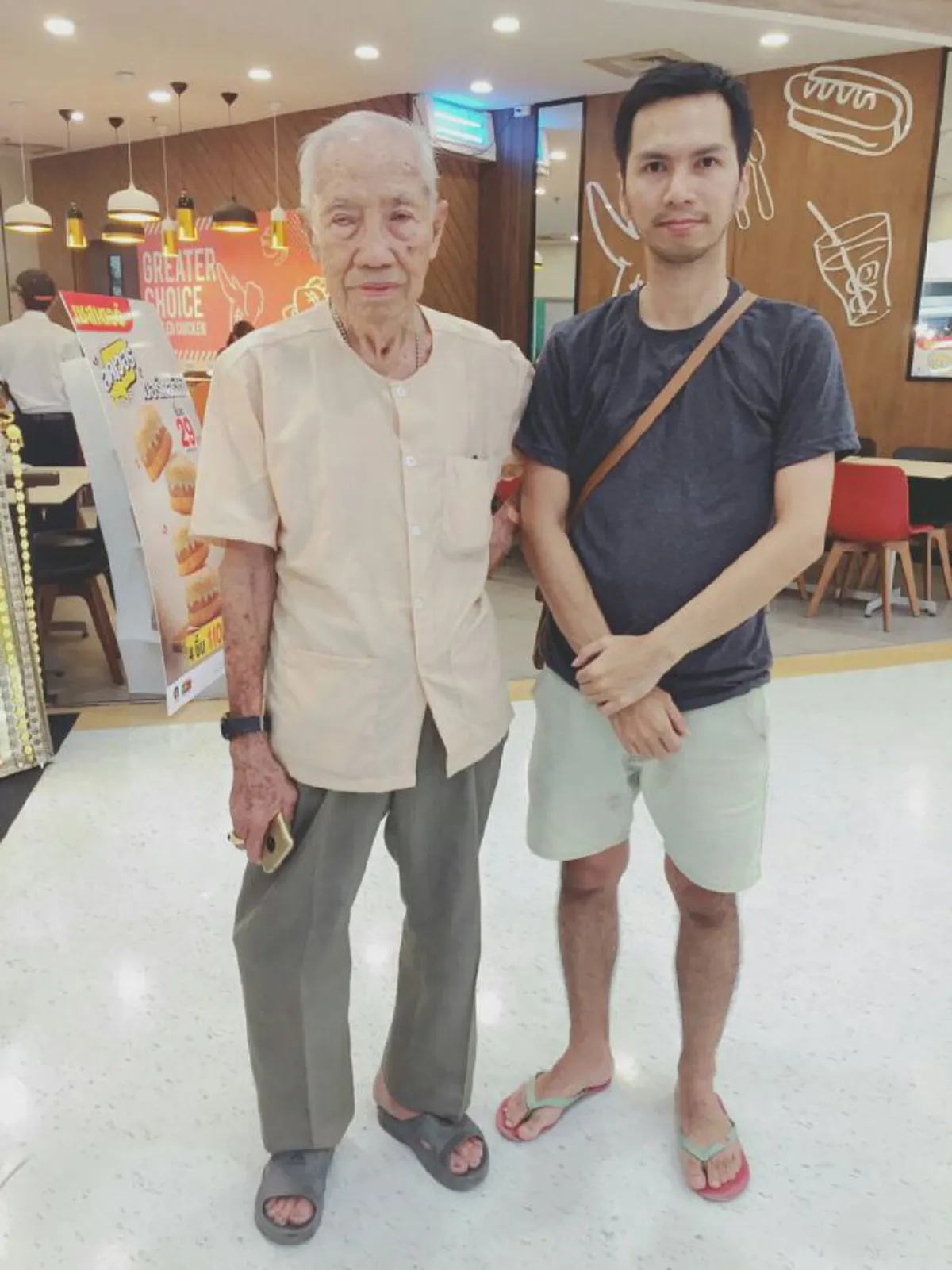 หนุ่มใจหล่อช่วยสาวตามหาคุณตา วัย 89 ปี ขับรถหลงทางกลับบ้านไม่ถูก จนเจอทั้งยังรอส่งกลับบ้าน