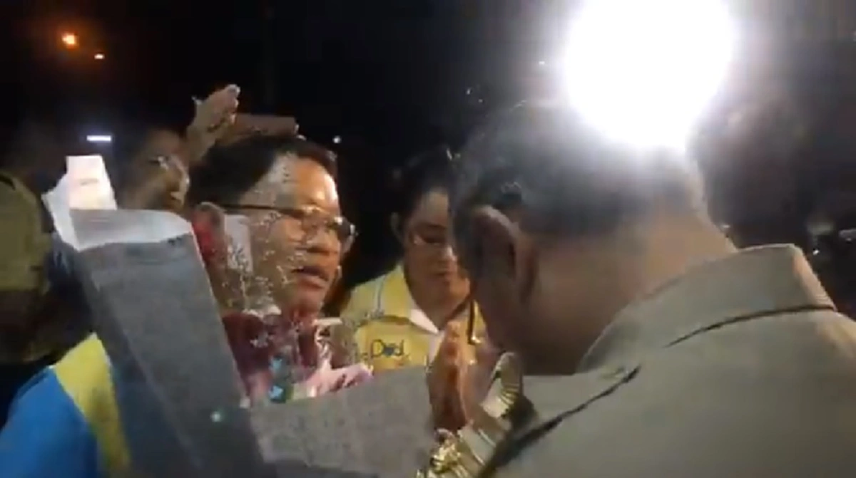 ขวัญใจประชาชน !!!  อีกช็อตประทับใจ"ผู้ว่าฯณรงค์ศักดิ์"  ยกมือไหว้หลัง "ประชาชน" ยืนรอขอบคุณให้ดอกไม้  (มีคลิป)