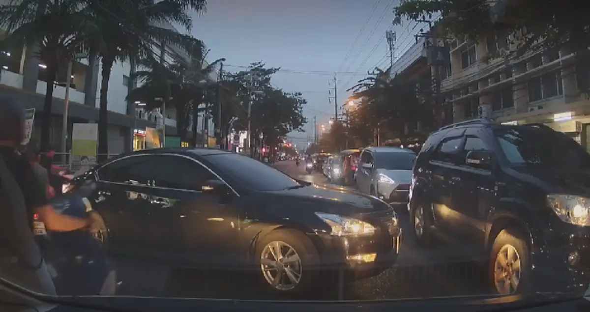 เห็นแก่ตัวสุดๆ เก๋งหรูจอดขวางถนน ทั้งที่ขับผ่านไม่ได้ แถมยังทำหยาบคายใส่รถคันอื่น