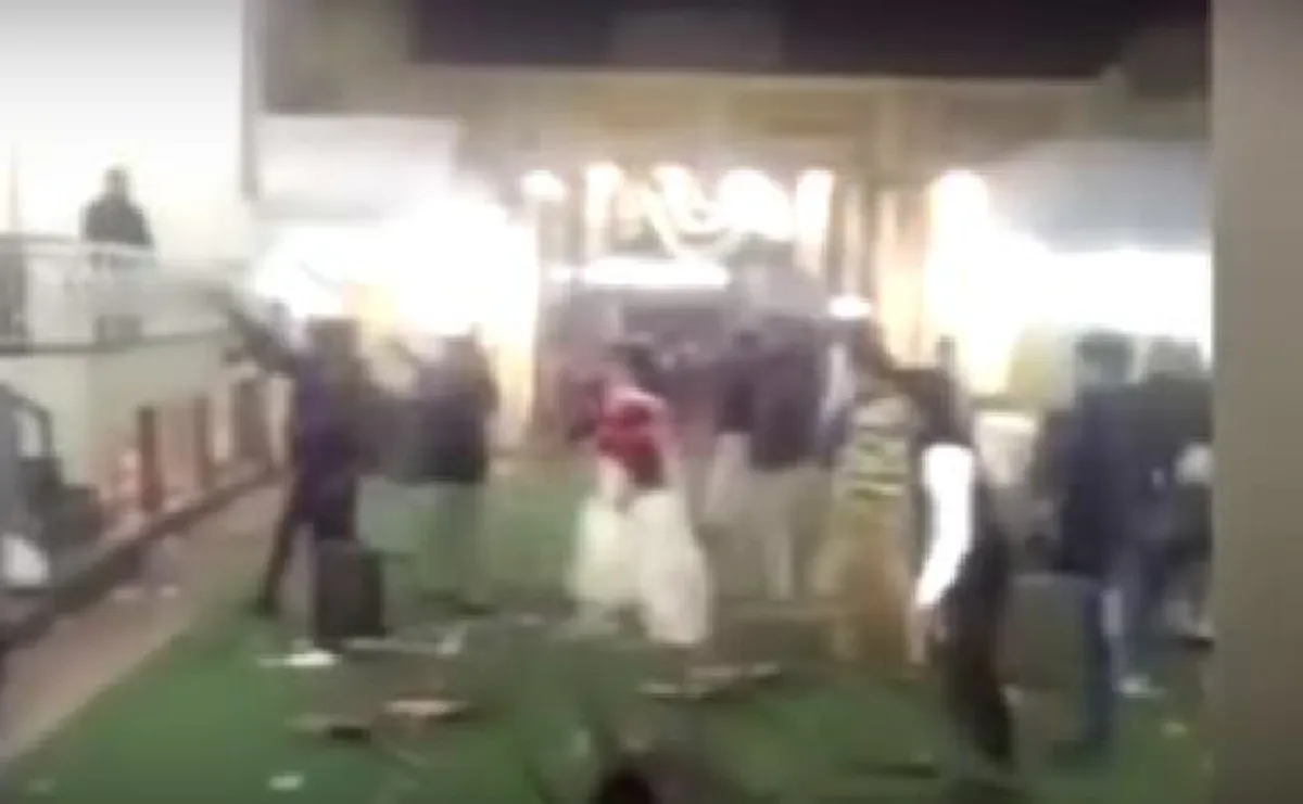 สงครามชัดๆ !!! บ่าว-สาววิวาห์ล่ม ญาติๆเปิดศึกถล่มงานเละยกโต๊ะทุ่ม เก้าอี้ฟาด จับคู่ตีกันพินาศไปทั้งงาน! (คลิป)