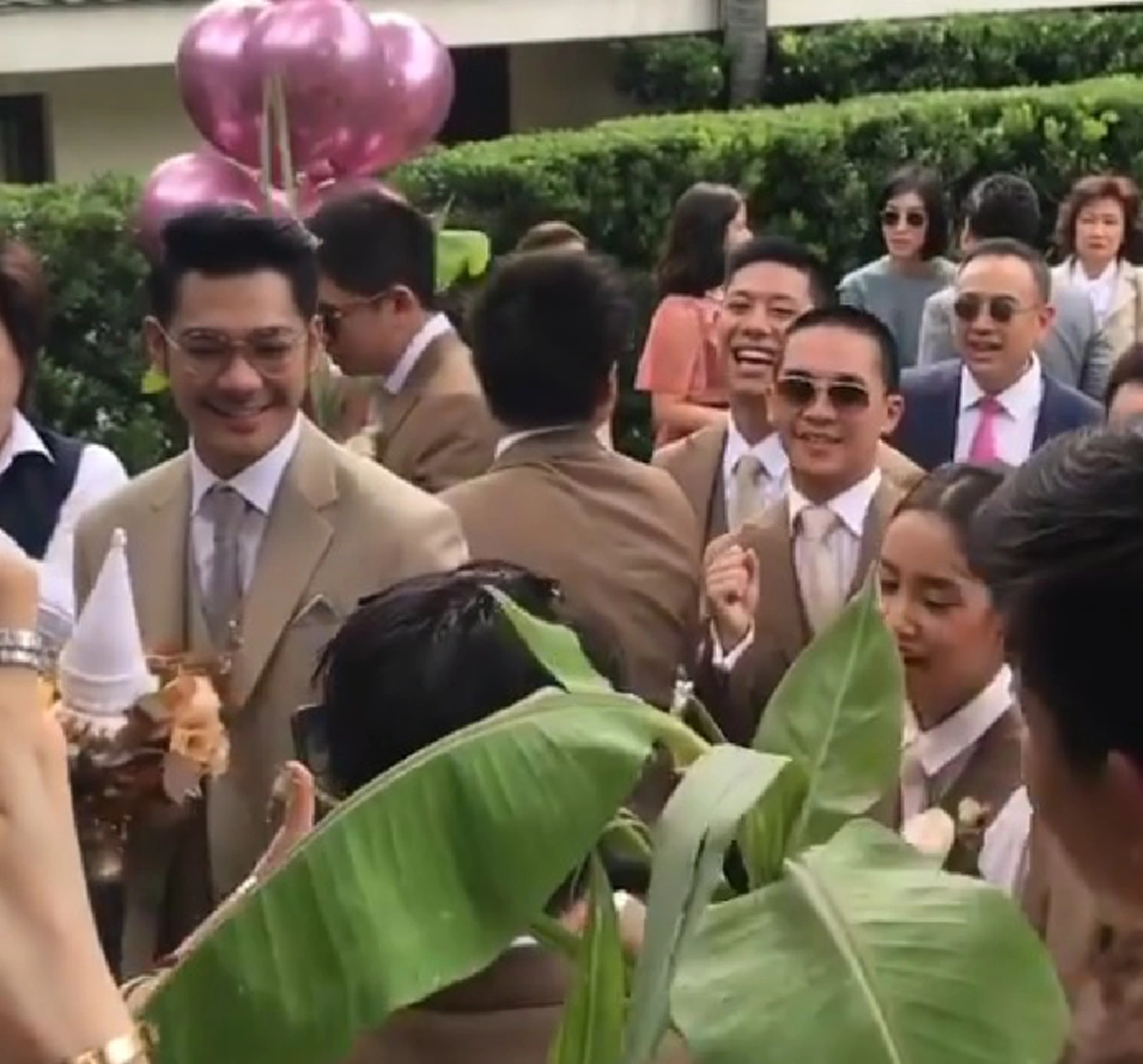 ลีลาเจ้าบ่าว "เนม เก็ตสึโนวา" เต้นคุกกี้เสี่ยงทาย ขอผ่านประตูเงินประตูทองไปหา "ป้อ สารชา" (คลิป)