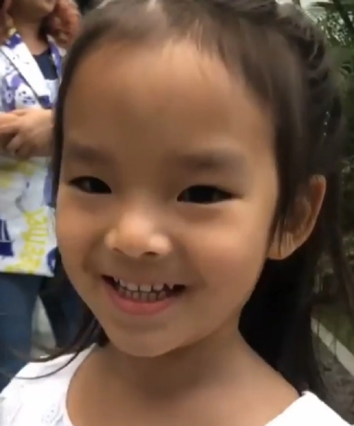 น้องปีใหม่ กั้นประตูเงินประตูทองงานวิวาห์พุฒ-จุ๋ย บอกให้ทั้งคู่หอมเเก้มกัน (คลิป)