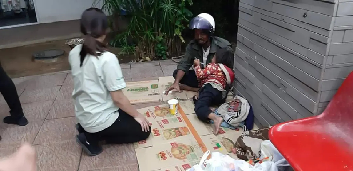 สาวเซเว่น นำกระดาษลัง​เปล่า​ จัดเป็นที่นอน พร้อมนำของกินมาให้ลุงกับหลาน กลายเป็นที่พักพิงชั่วคราว