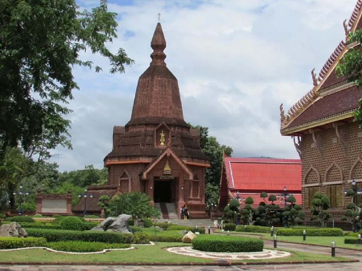 วัดเนรมิตวิปัสสนา พระอุโบสถเจดีย์ศิลาแลง ตั้งตระหง่านกลางเนินเขา