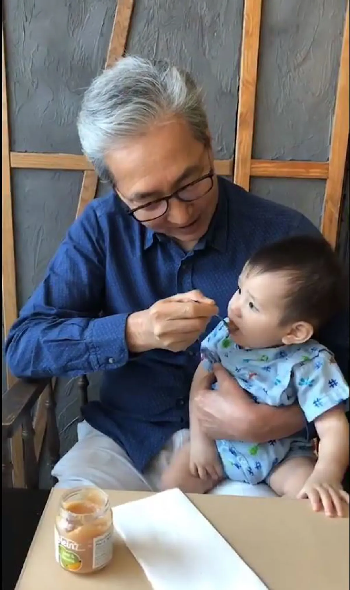 เห่อเอามากๆ!!!รองสมคิด  โชว์ฝีมือเลี้ยงหลานเอง ตามสไตล์คุณปู่มือใหม่  ชนิดทุ่มสุดตัว (มีคลิป)