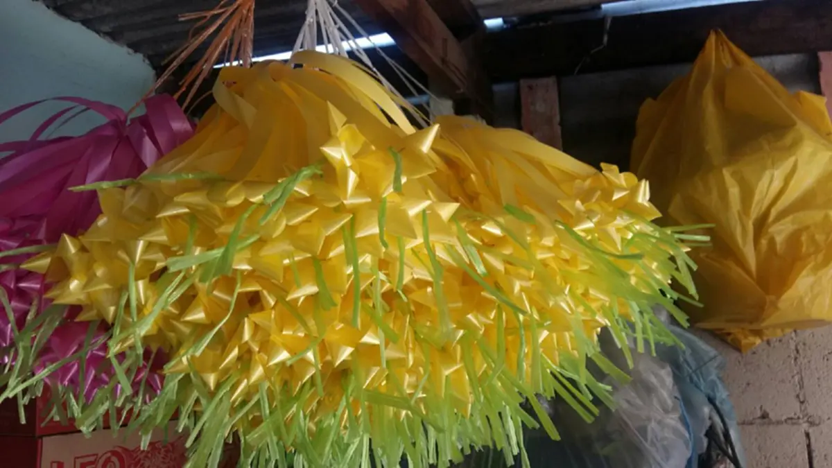 สาวขาขาดสู้ชีวิต ร้อยพวงมาลัยเลี้ยงลูก-สามีป่วยมะเร็งระยะสุดท้าย เผยปมชีวิตสุดเวทนาก่อนและหลังขาดขา 1คน สู้เพื่ออีกหลายชีวิตที่รอคอย (คลิป)