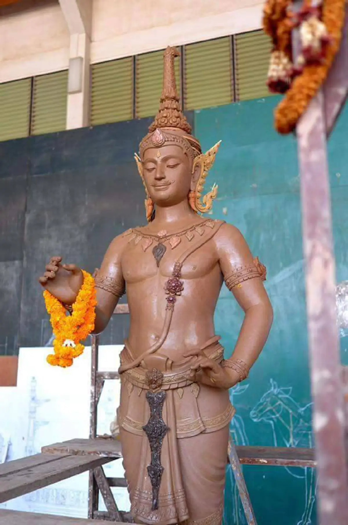 เผยภาพ"พระอินทร์"ประติมากรรมประดับพระเมรุมาศงดงามสมพระเกียรติ จากฝีมือจิตอาสาช่างสิบหมู่ ถวายแด่พ่อหลวงเป็นครั้งสุดท้าย