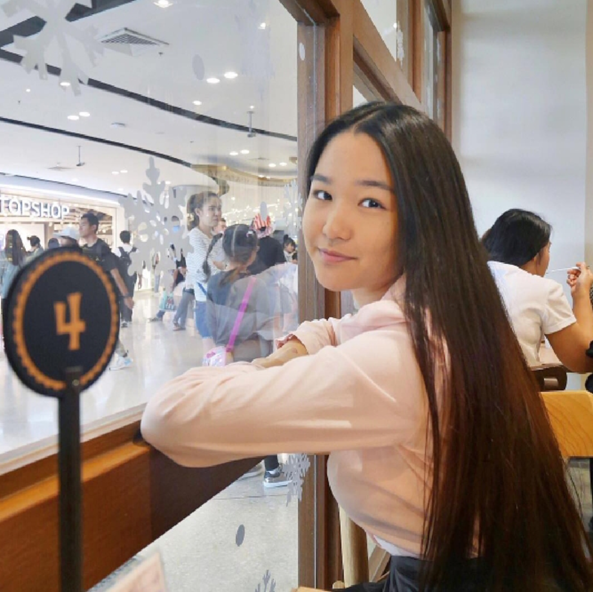 ***น้อยคนจะได้เห็น !! เปิดภาพทายาท "ชมพู ฟรุตตี้" ล่าสุดโตเป็นสาวแล้ว สวยมาก ทำเอาหนุ่มๆทั้งประเทศต้องเหลียวมองคอแทบเคล็ด !?