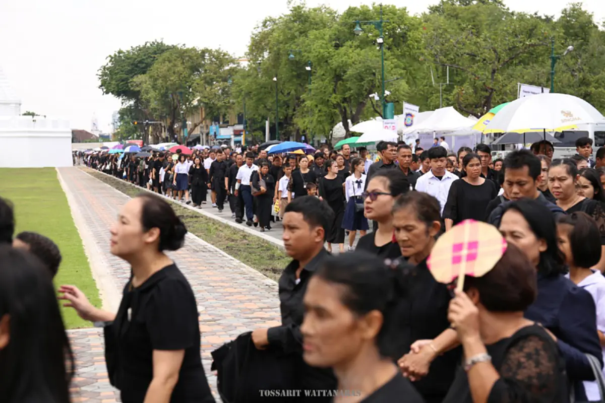 ขอเพียงจิตสำนึก!! จิตอาสาเอือมระอาสาวหล่อเข้ากราบพระบรมศพดึงดันจะใส่กางเกง เตือนไม่ฟัง ซ้ำเอ่ยคำพูดทำชาวเน็ตวิจารณ์สนั่น!!