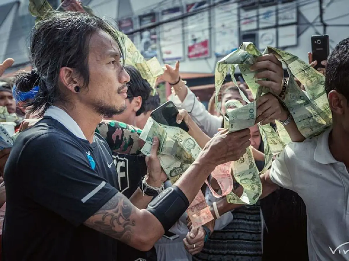 เพราะทุกภาพมีเรื่องราว!! ชายชรารอ "ตูน บอดี้สแลม" ขณะวิ่งผ่านยังชะเง้อตามนึกว่าคงหมดหวัง จู่ๆ ตูนทำซึ้งแสนประทับใจ ความสุขล้นประเทศ