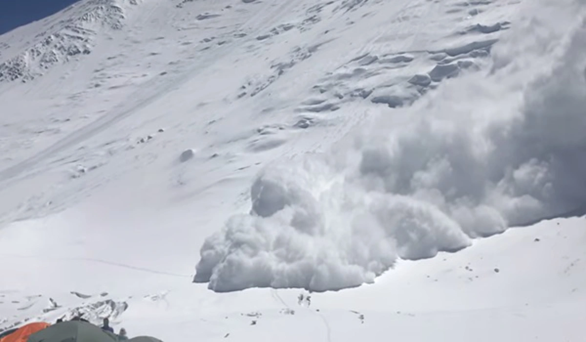 เปิดคลิประทึก!!! วินาทีหิมะบนเทือกเขาเลนิน ถล่มใส่นักปีนเขาจนต้องวิ่งหนี สุดท้ายไม่รอดถูกทับเต็มๆ