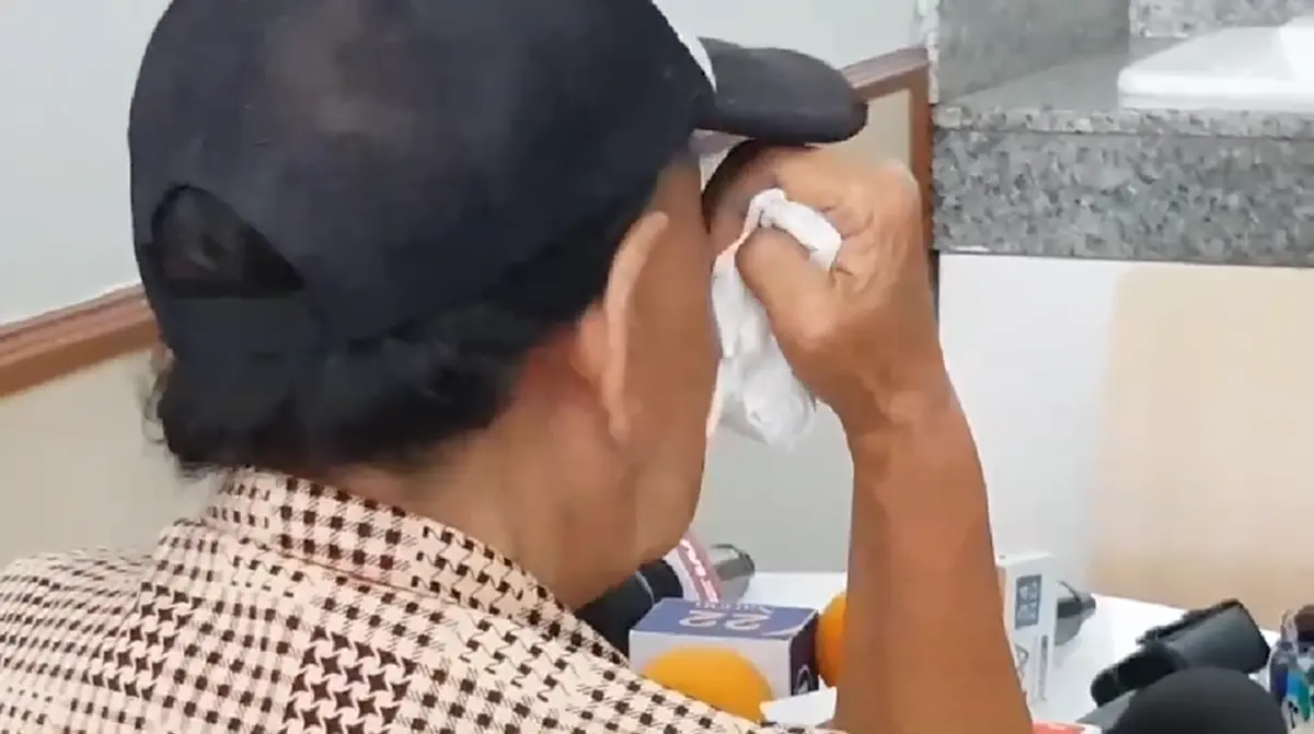 ร่ำไห้แทบขาดใจ.. เผยคำพูดแม่ขังลูกตัวเองนับ 10 ปี เบื้องต้นยังไม่ยอมให้เจ้าหน้าที่เข้าทำความสะอาดบ้าน(คลิป)